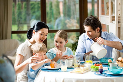 benefits of eating breakfast,خوردن صبحانه با خانواده